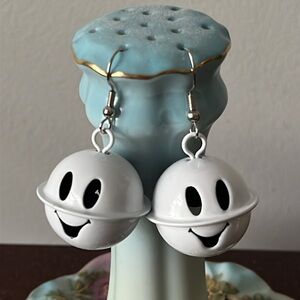 Vintage white metal ghost earrings 90’s EUC